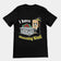 Ich habe ein T-Shirt mit dem Aufdruck „Mourning Wood“ (Rückenaufdruck).