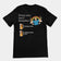 Jeder Mann hat zwei Fantasien – ein Bier trinken und noch ein Bier trinken. T-Shirt (Rückenaufdruck)