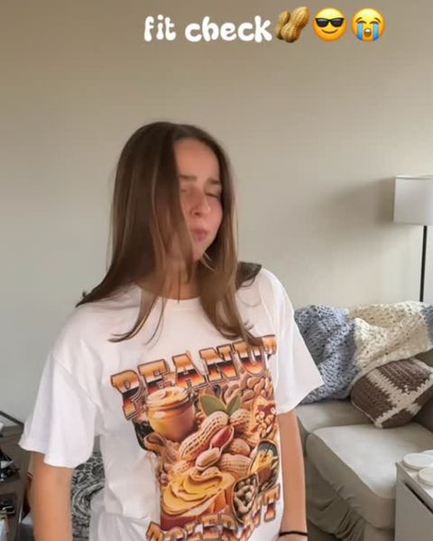 @audreyradmkt wearing Erdnusstolerantes T-Shirt