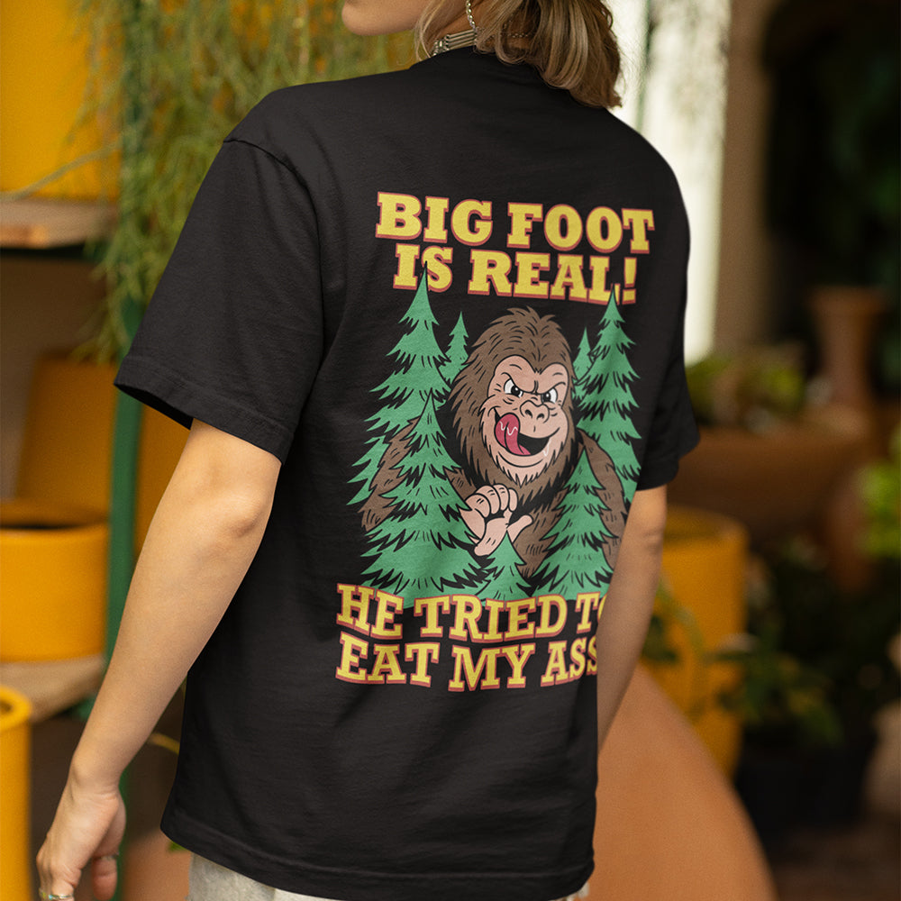 Bigfoot is echt, hij probeerde mijn kont te eten T-shirt (achterkant)