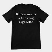 Kätzchen braucht eine Zigarette T-Shirt (Rückenaufdruck)