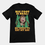 Bigfoot is echt, hij probeerde mijn kont te eten T-shirt (achterkant)