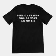Ga op mijn gezicht zitten zodat je dit T-shirt (achterkant) kunt lezen