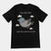 De vogelgriep? Ja, dat doen ze wel vaker op een T-shirt (opdruk op de achterkant).