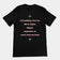Alles, was ich im Leben liebe, ist entweder illegal, teuer oder antwortet mir nicht auf meine SMS – T-Shirt (Rückenaufdruck)