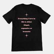 Alles, was ich im Leben liebe, ist entweder illegal, teuer oder brünett (T-Shirt mit Rückenaufdruck)