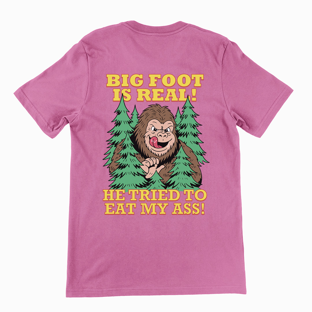 Bigfoot is echt, hij probeerde mijn kont te eten T-shirt (achterkant)