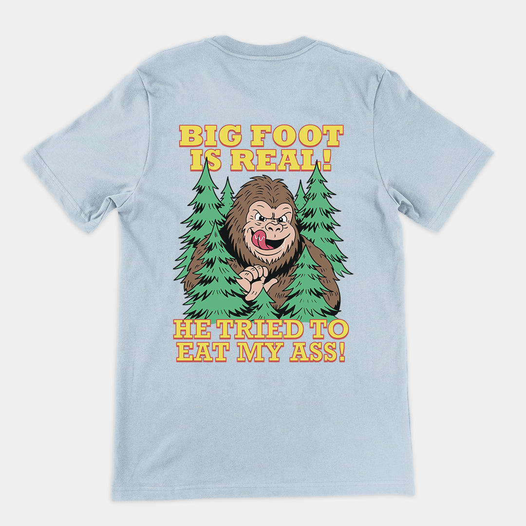 Bigfoot is echt, hij probeerde mijn kont te eten T-shirt (achterkant)