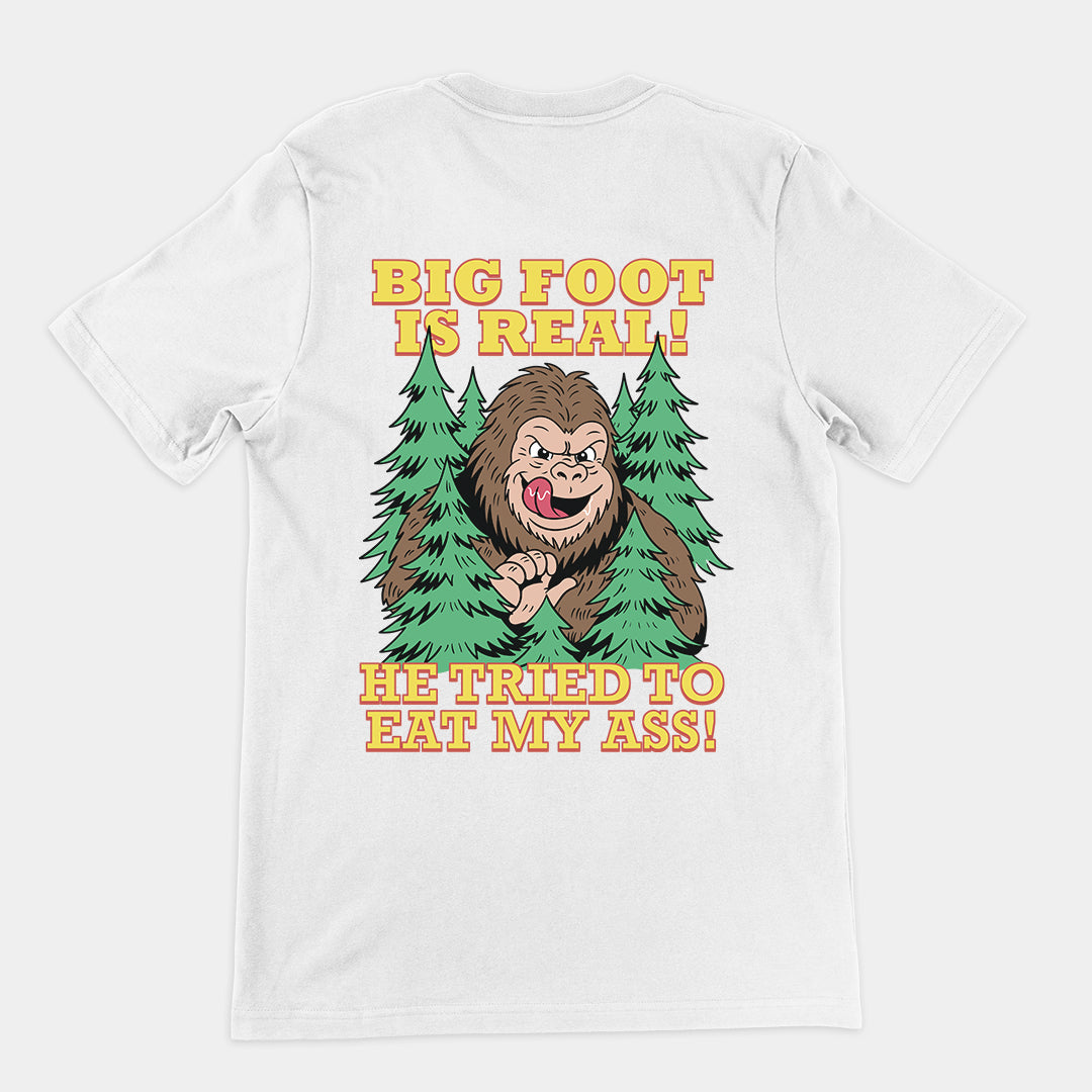 Bigfoot is echt, hij probeerde mijn kont te eten T-shirt (achterkant)