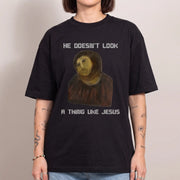 Er sieht Jesus überhaupt nicht ähnlich – Lustiges T-Shirt