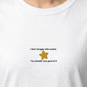 Ich habe keine Angstzustände, ich bin sogar sehr gut darin (besticktes) T-Shirt