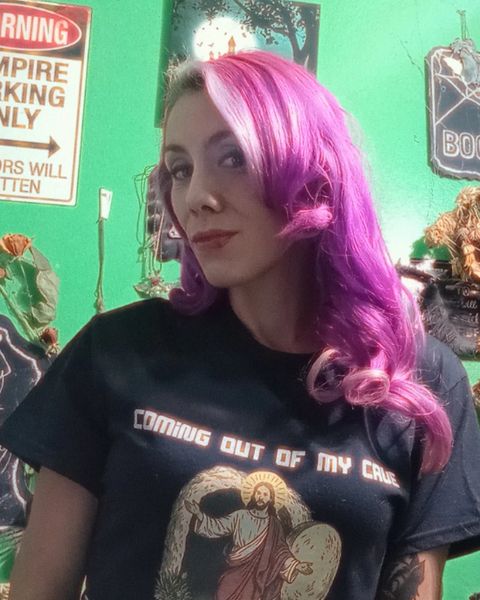 @nekroash wearing Ich komme aus meiner Höhle und mir geht es bestens – T-Shirt