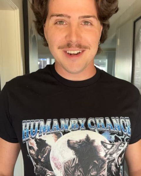 @van_briggle wearing T-Shirt „Mensch durch Zufall, Alpha durch Wahl“